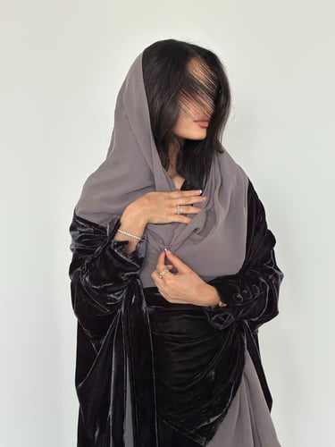 عبايه نص بشت مخمل فرنسي