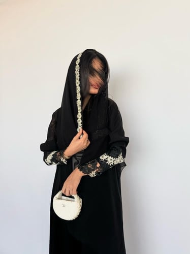 عبايه نصف كلوش مع تطريز بالجوبير