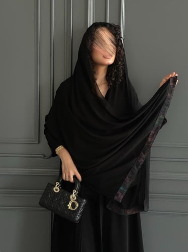 عبايه نصف كلوش كريب كوري اسود مع تداخل حرير مغسول...