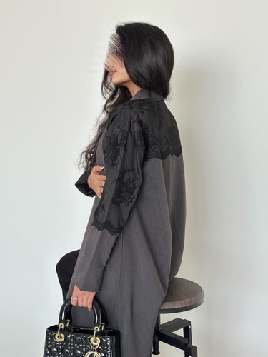 عباية بليزر نصف كلوش مع تداخل دانتيل فرنسي