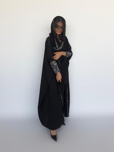 عباية نصف بشت مع شك على الاكمام والطرحه