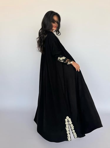 عبايه نصف كلوش مع تطريز بالجوبير