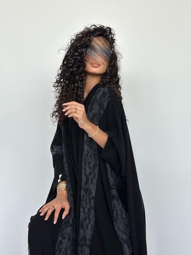 عباية نصف بشت كريب ياباني اسود فاحم مع تداخل كريب...