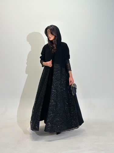 عباية نصف كلوش كريب كوري اسود مع شك يدوي