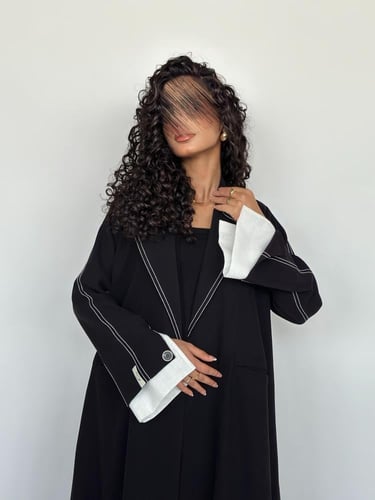 23 عباية نصف كلوش كريب فاخر بتطريز أبيض ولمسات لين...