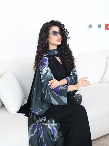 61 عبايه نص بشت كريب حرير كوري اسود مع تداخل حرير...