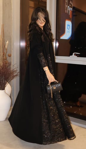 عباية نصف كلوش كريب كوري اسود مع شك يدوي