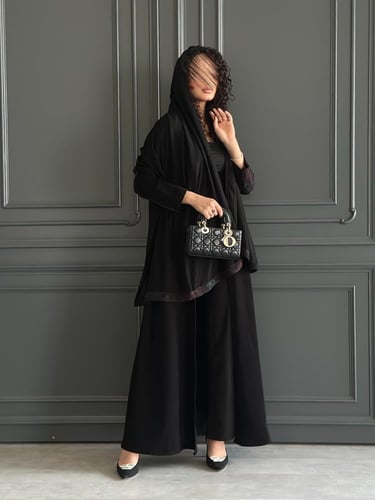 عبايه نصف كلوش كريب كوري اسود مع تداخل حرير مغسول...