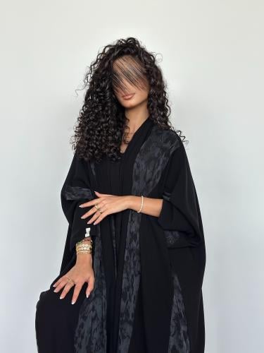 عباية نصف بشت كريب ياباني اسود فاحم مع تداخل كريب...