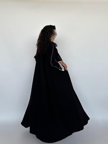 23 عباية نصف كلوش كريب فاخر بتطريز أبيض ولمسات لين...