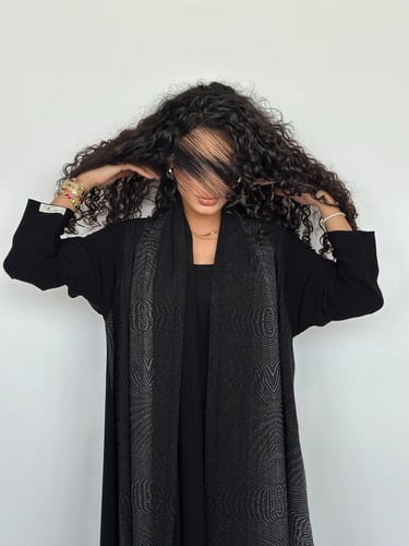 عباية نصف كلوش كريب ياباني اسود مع تداخل كريب بتمو...