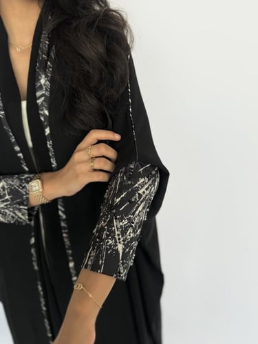 عباية نصف بشت مع شك على الاكمام والطرحه