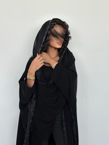 عباية نصف بشت كريب ياباني اسود فاحم مع تداخل كريب...