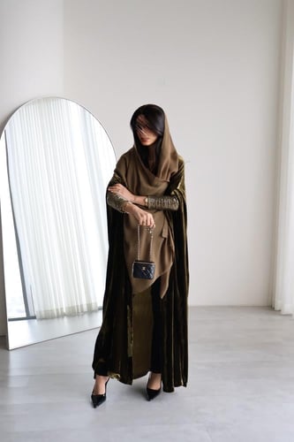 43 عبايه نص بشت مخمل فرنسي