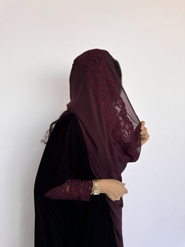 27 عبايه نص بشت مخمل كوري مع دانتيل فرنسي