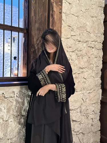 28 عبايه نصف كلوش مخمل كوري مع تطريز (مع إمكانية ط...