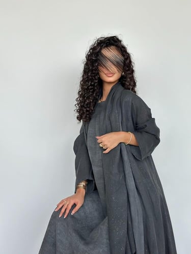 25 عباية نصف كلوش دبل فيس لامعة ومتموجة مع طرحة وف...