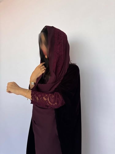 27 عبايه نص بشت مخمل كوري مع دانتيل فرنسي