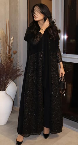 عباية نصف كلوش كريب كوري اسود مع شك يدوي