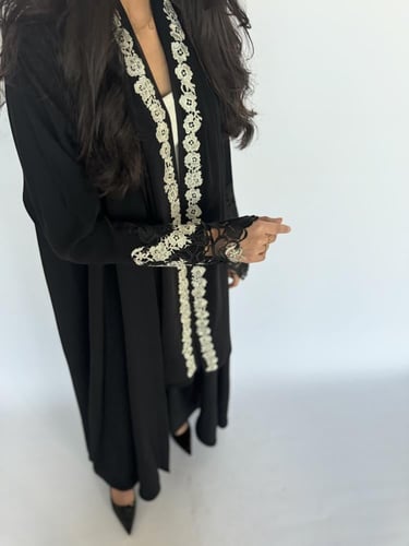 عبايه نصف كلوش مع تطريز بالجوبير