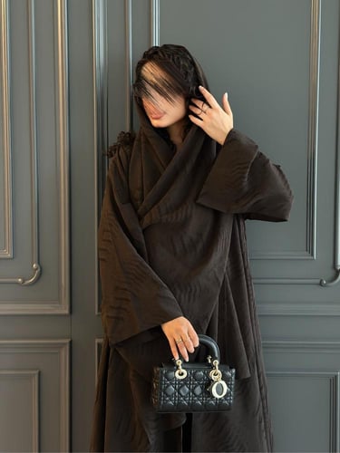 عباية نصف كلوش لنن مع طرحة من نفس الخامه( متوفر ال...