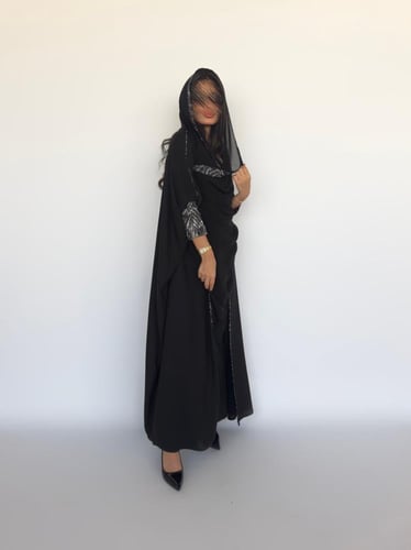 عباية نصف بشت مع شك على الاكمام والطرحه