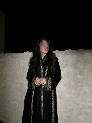 28 عبايه نصف كلوش مخمل كوري مع تطريز (مع إمكانية ط...