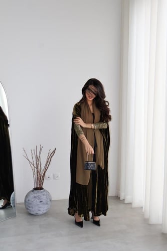 43 عبايه نص بشت مخمل فرنسي