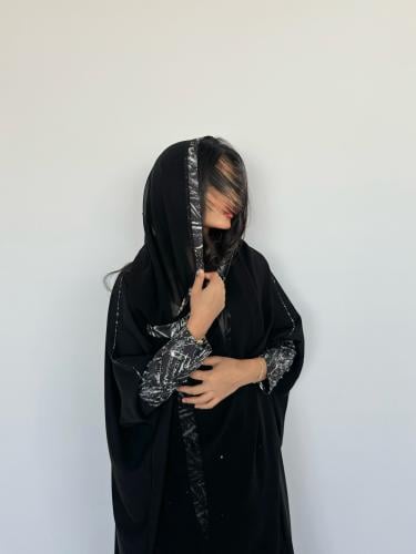 عباية نصف بشت مع شك على الاكمام والطرحه