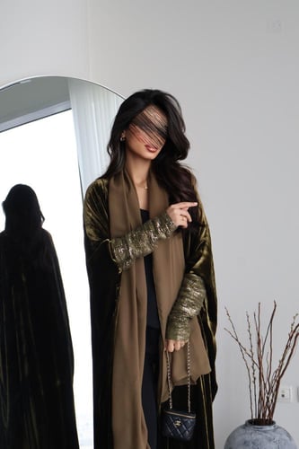 43 عبايه نص بشت مخمل فرنسي