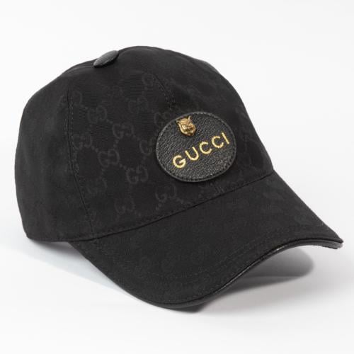 كاب قوتشي رجالي أسود بشعار GG وشارة Gucci