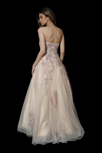 فستان سهرة مكشوف الكتفين