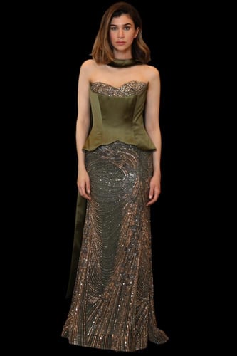 فستان سهرة مكشوف الكتفين