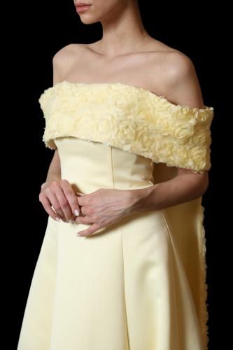 فستان سهرة مكشوف الكتفين