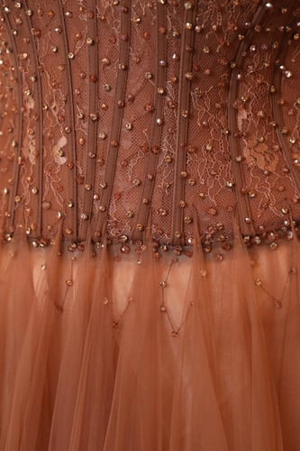 فستان سهرة مكشوف الكتفين