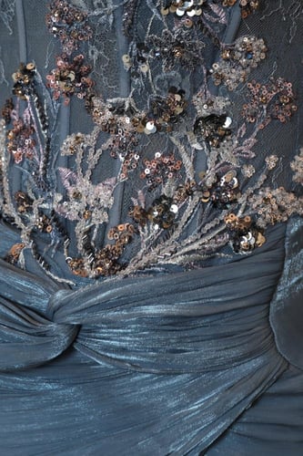 فستان سهرة مكشوف الكتفين