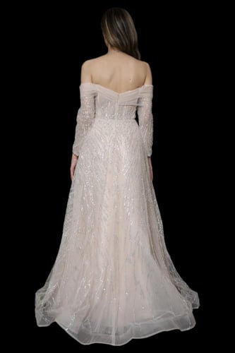 فستان سهرة مطرز بالخرز مكشوف الكتفين مع اكمام