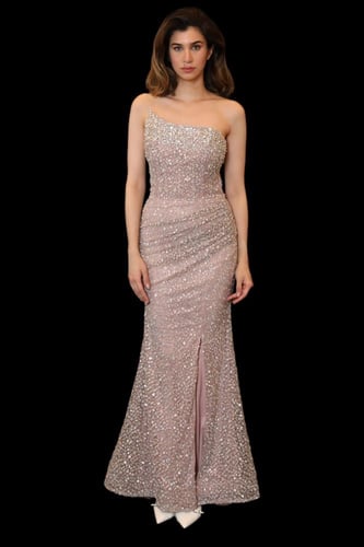 فستان سهرة مكشوف الكتفين