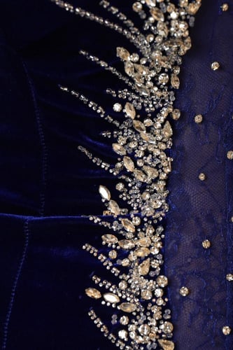 فستان سهرة مخمل مكشوف الكتفين