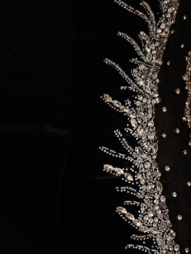 فستان سهرة مخمل مكشوف الكتفين