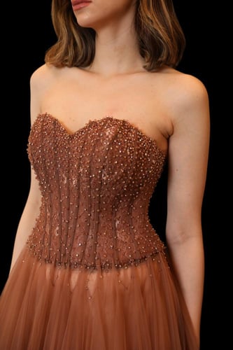 فستان سهرة مكشوف الكتفين