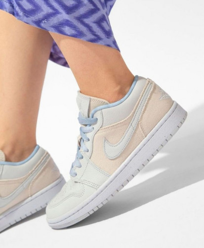 Jordan 1 low SE W canvas cream