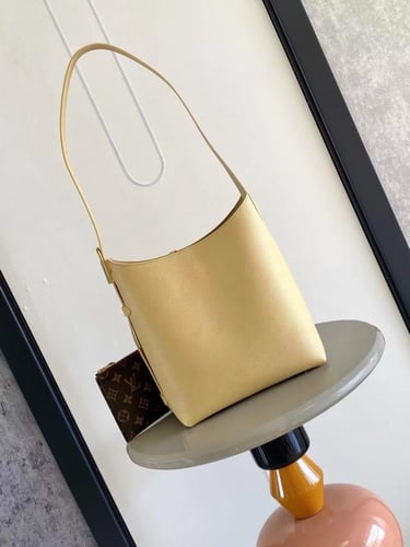 LV Tote bag