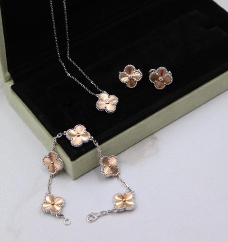 VANCLEEF & ARPLES Holiday Pendant Limited Edition...