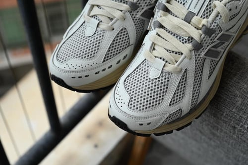 。New Balance 1906 Beige