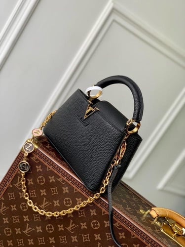 LOUIS VUITTON Capucines 23