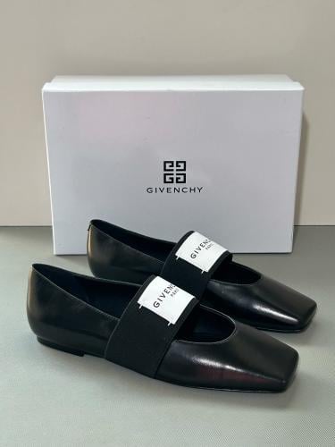 Flat Givenchy