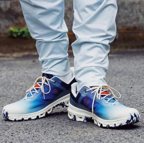 Loewe X On cloudventure running “Gradient blue