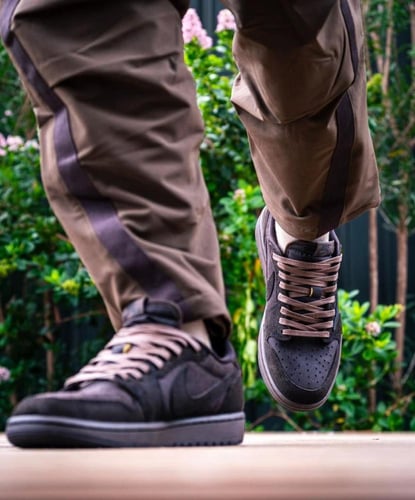 Travis scott x nike Jordan 1 low “velvet brown