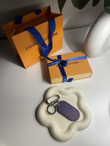 ميداليه لويس فيتون ازرق